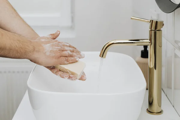 Hombre Lavándose Las Manos Con Jabón — Foto de Stock