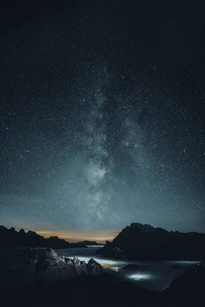 Dağın Üzerinde Yıldızlı Bir Gece — Stok fotoğraf