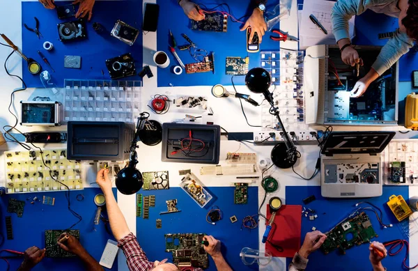 Vista Aérea Del Equipo Técnicos Electrónica Que Trabajan Piezas Computadora —  Fotos de Stock