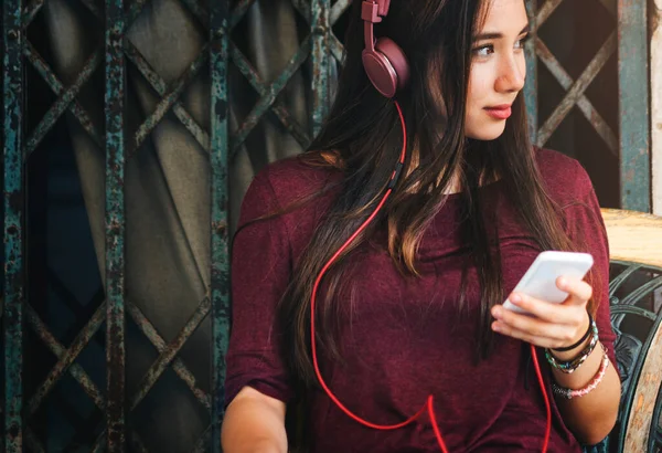 Vrouw Die Naar Muziek Luistert — Stockfoto