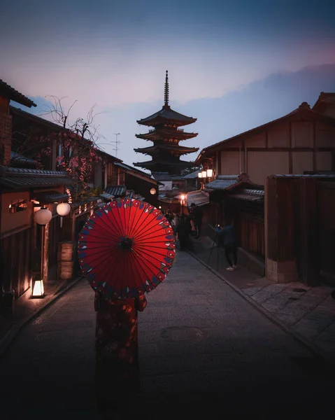 Femme Dans Kimono Marchant Avec Parapluie Rouge Pagode Yasaka Kyoto — Photo