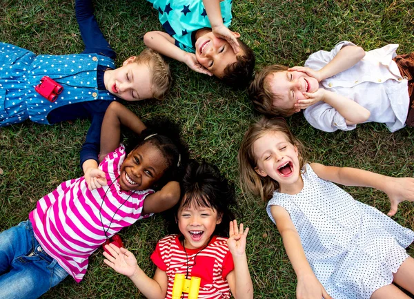 Groep Van Kleuterschool Kinderen Liggend Het Gras Park Ontspan Met — Stockfoto