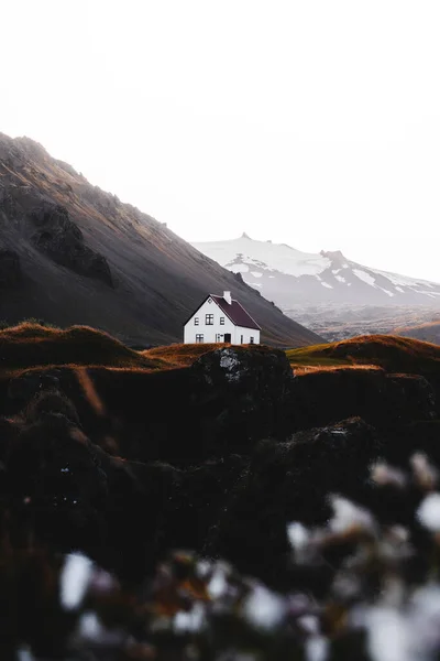 Casa Branca Uma Colina Dia Nebuloso Islândia — Fotografia de Stock