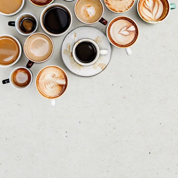 Koffiebekers Een Licht Beige Getextureerd Behang — Stockfoto