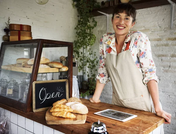 Femme Souriante Comptoir Pâtisserie Bois Avec Tablette Numérique — Photo