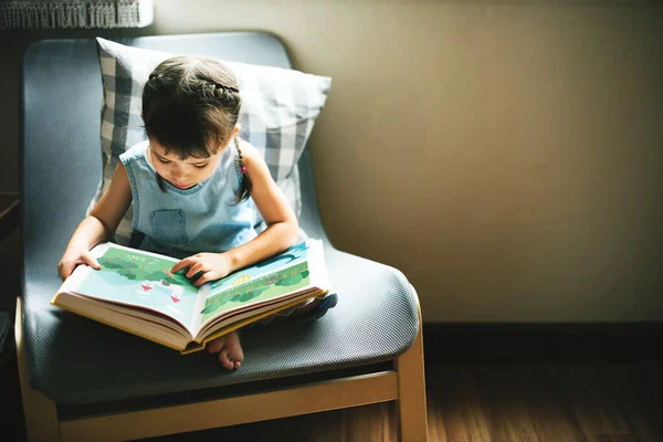 Klein Meisje Een Boek Lezen — Stockfoto