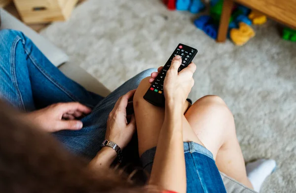 Pareja Viendo Televisión Juntos — Foto de Stock