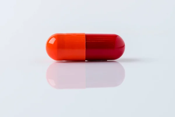 Tabletta Vírusos Betegségre Fehér Alapon — Stock Fotó