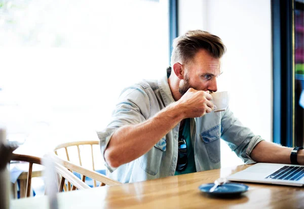 Ein Mann Arbeitet Einem Café Seinem Laptop — Stockfoto