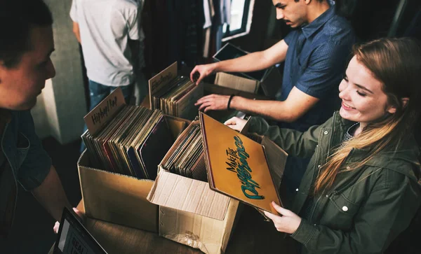 Jóvenes Una Tienda Discos Imagen de stock