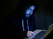 Počítačový hacker s notebookem