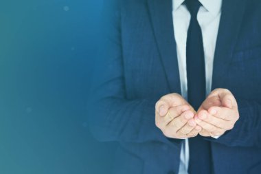 Takım elbiseli iş adamı el ele veriyor.