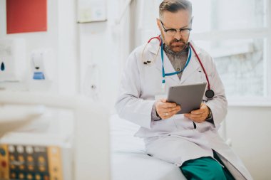 Ciddi doktor bir tablet okuma