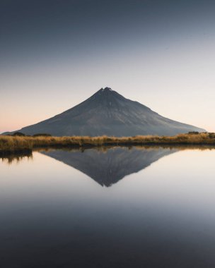Dalış Gölü ve Taranaki Dağı 'nın güzel manzarası, Yeni Zelanda