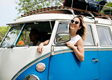 Bir grup insan yolculuk ve festivalin tadını çıkarıyor.