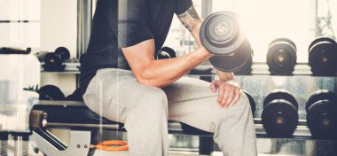 mes en vork op rood tafellaken