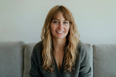 Coronavirus karantinası sırasında evde mutlu bir kadın vardı.