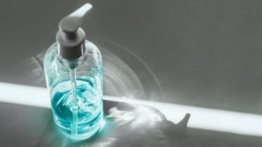 Pompa şişesinde el dezenfektanı