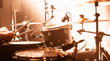 Bir rock konserinde davulcu