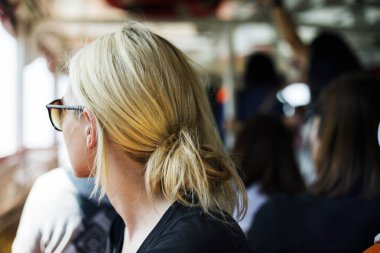 Tekneye binen bir kadın yolcu.