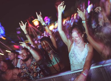 Bir grup insan yolculuk ve festivalin tadını çıkarıyor.