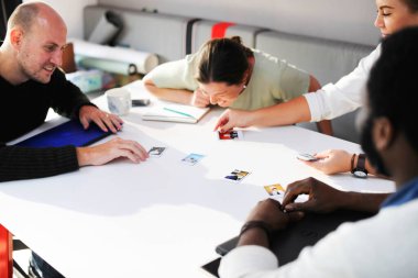 İnsanlar takım üye fotoğrafları seçme