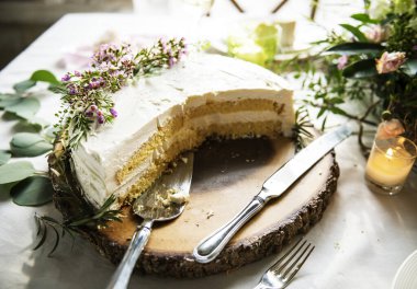 Çiçekli düğün pastası tasarımı.