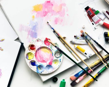 Mermer bir tabloda renk nesneleri boyamak