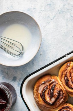 Kiraz reçelli ev yapımı çörekler.