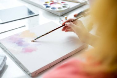 El ele tutuşan boya fırçası boya rengi