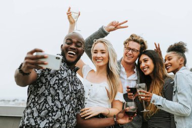 Bir selfie bir çatı partide alarak arkadaşlarından farklı grup