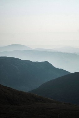 İngiltere 'nin Lake District bölgesindeki Helvellyn Sıradağlarının puslu manzarası