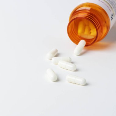 Bir şişeden dökülen viral hastalıklar için ilaçlar.