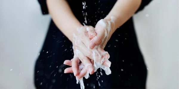 Coronavirüs Kirlenmesini Önlemek Için Akan Suyun Altında Ellerini Yıkamak — Stok fotoğraf
