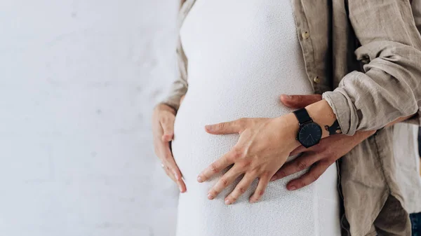 Donna Incinta Vestito Bianco Con Marito Soggiorno — Foto Stock