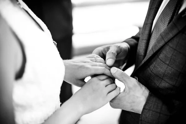 Bruden Och Brudgummen Står Vid Altaret — Stockfoto