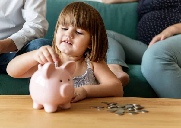 Família Economizando Dinheiro Proibição Porquinho — Fotografia de Stock