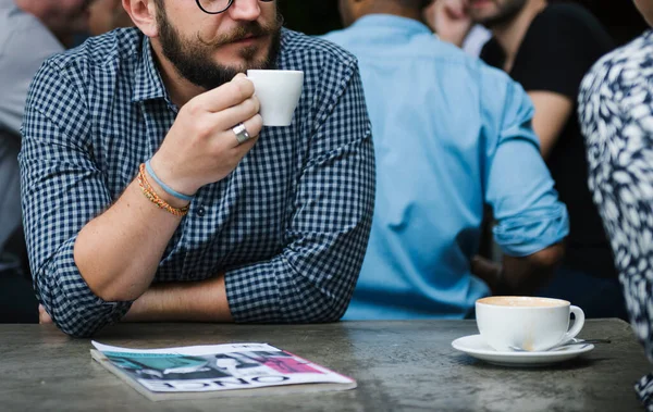 Homem Sente Beber Café Café — Fotografia de Stock