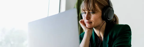 Frau Arbeitet Während Der Coronavirus Pandemie Hause — Stockfoto