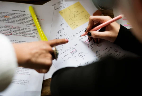 Escritura Mano Trabajando Asignación Física Estudio Educación —  Fotos de Stock