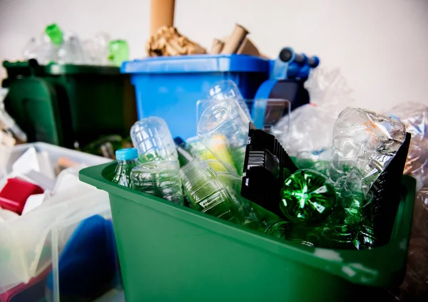 Recyklovatelný Koš Plastovými Skleněnými Lahvemi Papíry — Stock fotografie