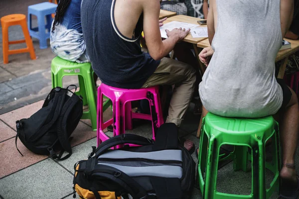 Grupo Turistas Sentados Pidiendo Comida —  Fotos de Stock