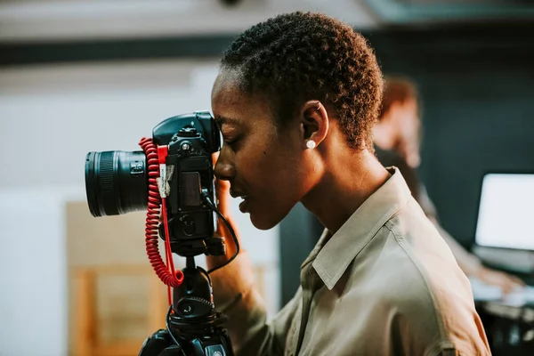 Fotografo Che Scatta Una Foto Con Dslr — Foto Stock