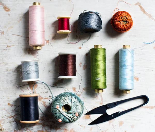 Flat Lay Sewing Spools Tools Wooden Table — Stock Photo, Image