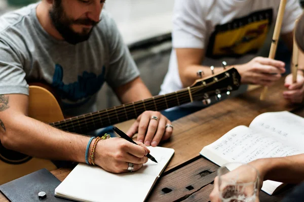 Los Hombres Juegan Guitarra Escribir Música Canción Reheaesal —  Fotos de Stock