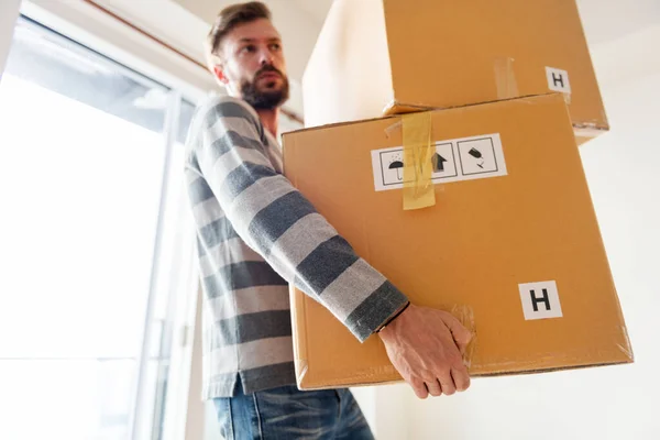 Man Flyttar Till Nytt Hus — Stockfoto