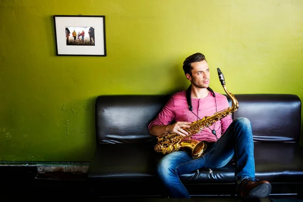 Egy Zenész Szaxofonjával — Stock Fotó