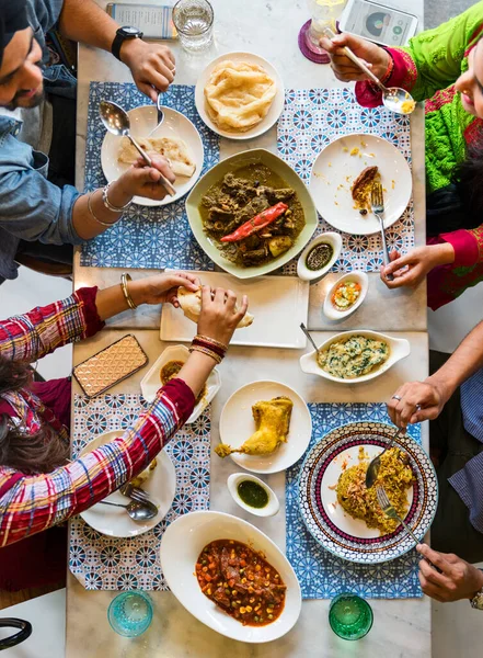 Grupo Indios Está Almorzando Juntos —  Fotos de Stock