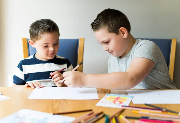 Irmãos Bonitos Desenhando Uma Mesa — Fotografia de Stock