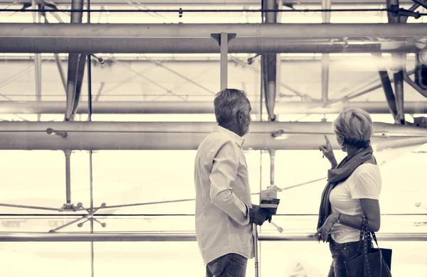 Casal Sênior Viajando Cena Aeroporto — Fotografia de Stock